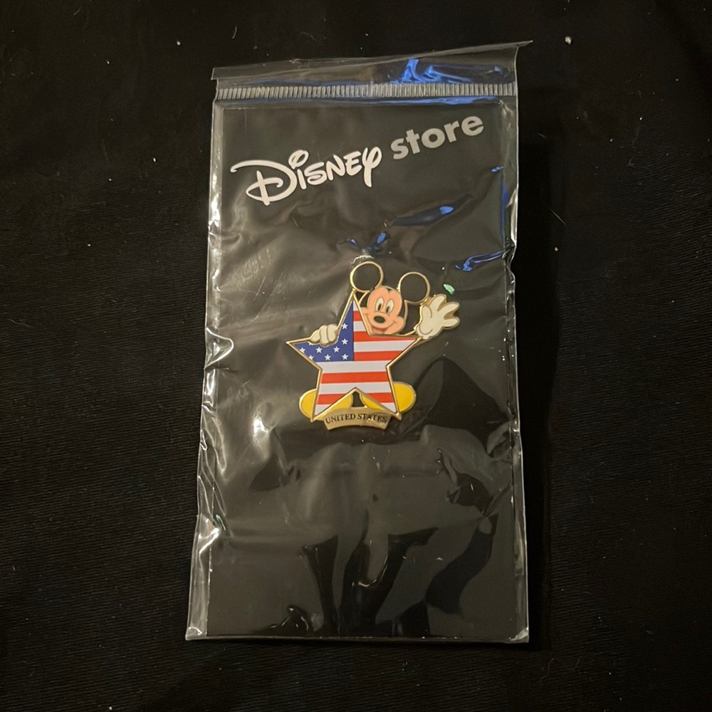 Disney Store Pins - DS - Mickey Flag Series (America) Pin #7920